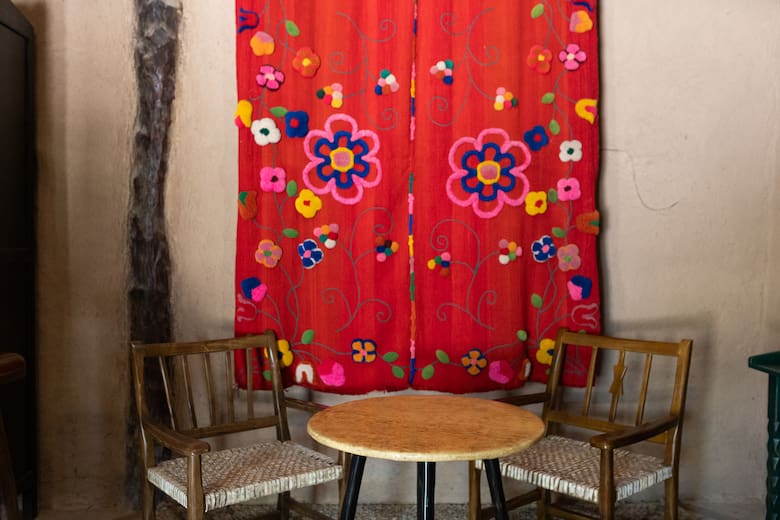 Muebles del monte al mundo: el artesano de Santiago del Estero que exporta piezas únicas desde un paraje rural