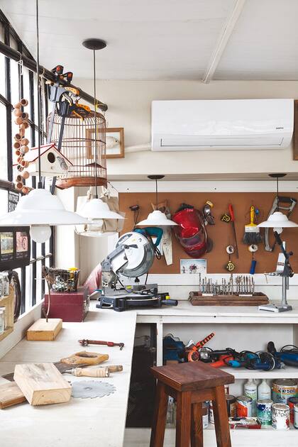 Los muebles del taller se crearon con las armazones del mobiliario de la cocina anterior