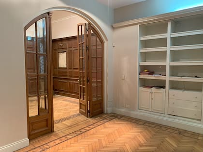 Los muebles empotrados dieron lugar a amplia cava de vinos.