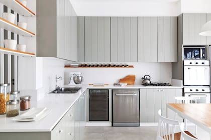 Los muebles están pintados con el tono ‘7017 Dorian Grey’ de Sherwin Williams.