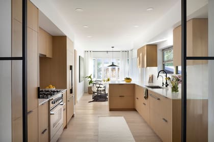 Los muebles, hechos a medida por Lucas, son de roble blanco nativo, combinados con tiradores y grifería negra como acento actual.