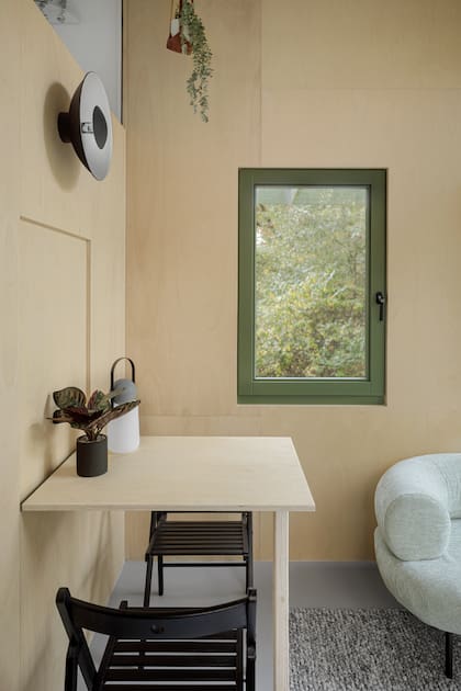 Los muebles integrados, la mesa de comedor plegable y las puertas corredizas ayudan a mantener el espacio despejado y a introducir flexibilidad.