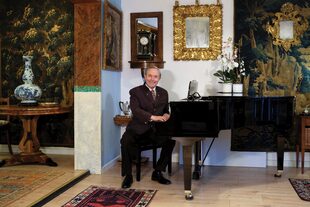“Los muebles más importantes que hay acá son alemanes, de estilo Biedermeier. Bajo la supervisión de mi yerno, que es luthier y sabe trabajar con madera, yo les hago algunas restauraciones menores. Este pequeño piano de cola reemplaza el que tuve en Argentina toda mi vida y que regalé a un teatro independiente antes de venirme”, revela.