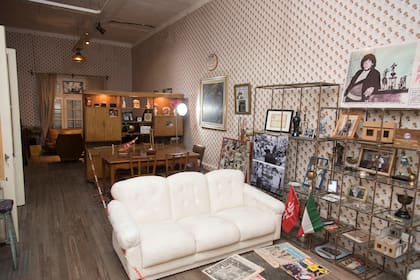 Los muebles no son los originales por una razón: cuando Maradona se mudó, les regaló todo a sus vecinos. 