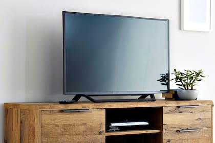 Los muebles o racks de tv permiten guardar los cables en sus estantes internos