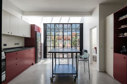 Los muebles son los existentes, laqueados a nuevo. La isla también estaba. El piso de microcemento se reconstruyó tal cual estaba, en gris perla (Duro Pisos).