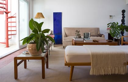Los muebles son una combinación de unos tenía, algunos heredados que restauró y otros de diseño propio.