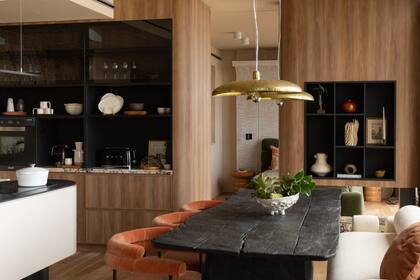 Los muebles y las terminaciones curvas son tendencia. Rob Ortiz usó la melamina para los muebles curvos y fue un éxito.