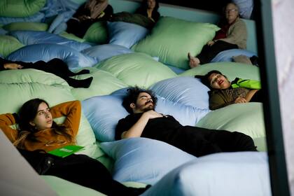 Los mullidos almohadones invitan a relajarse y dormir una siesta colectiva