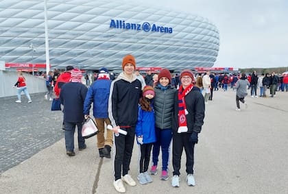 "Los mundiales en Alemania fueron de mucho sufrimiento porque hemos jugado contra Alemania en instancias decisivas. El Mundial 2014 fue emotivo porque llegamos a la final … contra Alemania.
Toda la ciudad de Erlangen y sus alrededores estuvo de fiesta. Nos hicieron una entrevista, vinieron a sacar fotos a mi casa y aparecimos en el periódico. El resultado no favoreció a Argentina, pero todos mis conocidos se lamentaron por mí", cuenta Carla.