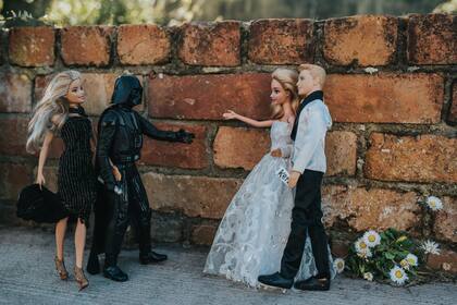 Los muñecos de los niños de todo el barrio participaron del casamiento como invitados.
