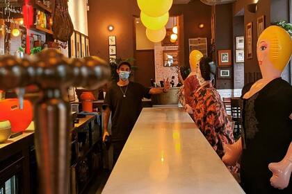 Los muñecos le ponen humor a la situación de aislamiento