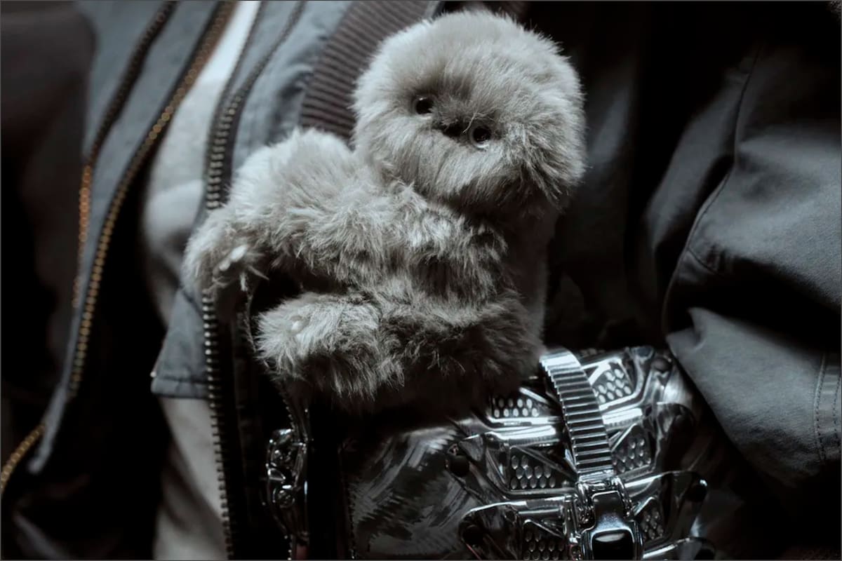 Adeus Labubu. este é o Mirumi, o robô da empresa apresentado em Las Vegas que os influenciadores carregam nas bolsas. Adeus Labubu. este é o Mirumi, o robô da empresa apresentado em Las Vegas que os influenciadores carregam nas bolsas.