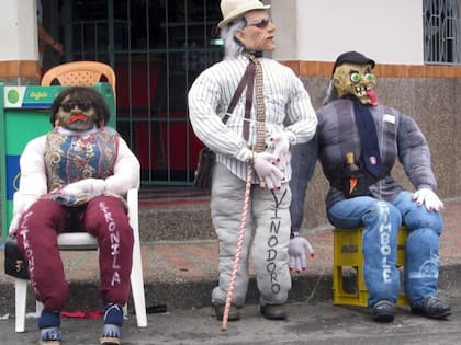 Los muñecos se queman en la mecianoche para iniciar el Año Nuevo (RTCV)