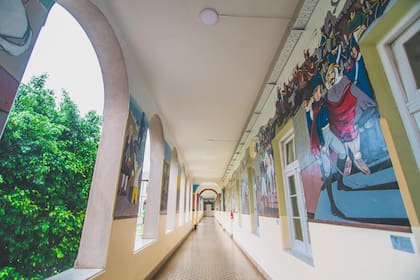 Los murales que decoran los pasillos que conducen a las aulas.