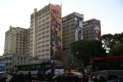 Los murales se ven desde la avenida Córdoba