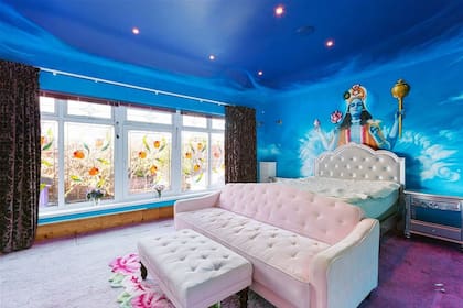 Los murales son protagonistas; en uno de los dormitorios, se puede ver la imagen del dios hindú Vishnu sobre un fondo de cielo azul    Foto: Myhome