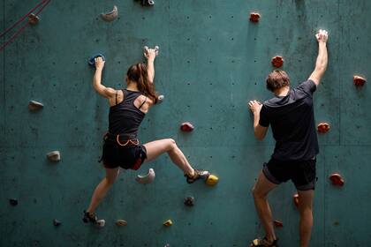 Los muros indoor con presas de colores son hoy la puerta de entrada a la escalada para miles de jóvenes urbanos