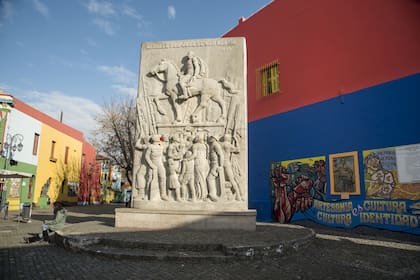 Los muros restaurados y una de las obras de arte aseadas