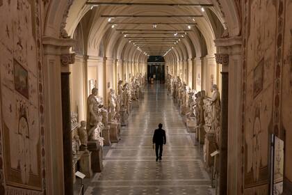 Los museos están divididos en cuatro zonas por lo que cada "clavigero" o "guardián de las llaves" abre entre 60 y 75 puertas, es decir, un total de más de 270 puertas al día.