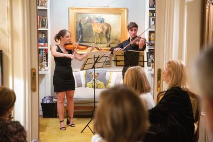 Los músicos Damián Roux y María Hadjadourian ejecutaron algunas de las composiciones favoritas del anfitrión.