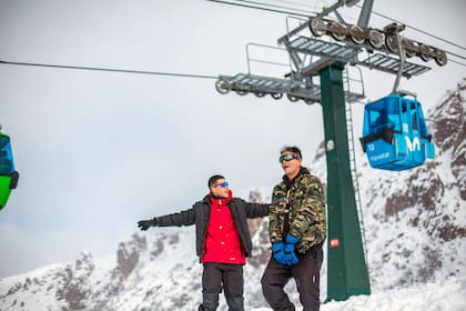 Los músicos MC Jottapê, DJ RD’s y Negro Dub grabaron su primer clip en la nieve al ritmo del hit “La Flama” para promocionar el destino Patagonia en Brasil