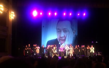 Los músicos que participaron del homenaje con "El Darno" detrás