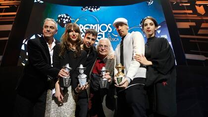 Los músicos y los hijos del Flaco, una gran familia: Daniel Ferrón, Cata, Dante, Rodolfo García, Valentín y Vera