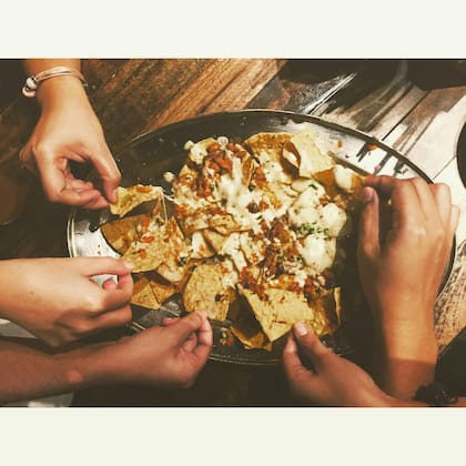 Los nachos son un invento 100% mexicano, según Adán Medrano, chef y experto en la comida del sur de Texas y el noreste de México (Pexels/Raizza Videña)