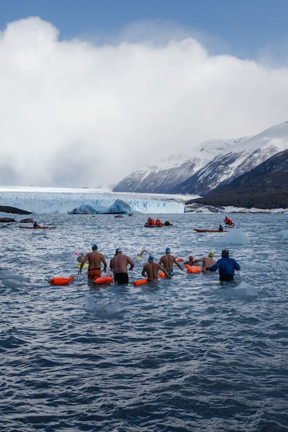 Los nadadores frente a la pared norte del Glaciar Perito Moreno durante el Mundial de Invierno 2023
Gentileza: Nadando Argentina