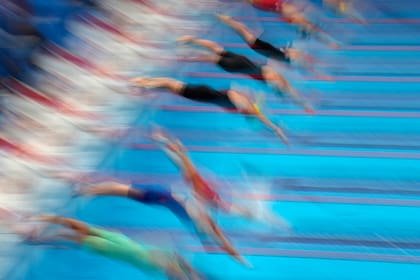 Los nadadores se zambullen en el medley individual femenino de 400 metros en los Juegos Olímpicos de Verano de 2020, el domingo 25 de julio de 2021, en Tokio, Japón.