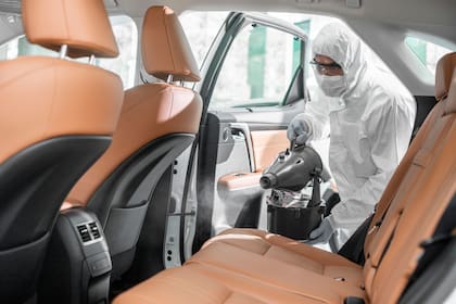 Los nano recubrimientos de acción por contacto (antimicrobial coatings) emplean nanopartículas de dióxido de silicio (vidrio líquido) que optimizan la desinfección de superficies reduciendo la contaminación por bacterias y virus, como es el caso del Covid-19.