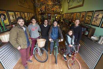 Los Narezo (bicicleteros); Diego Torres (donante); Martín y Mía, los beneficiarios, y Guillermo Gambetta (bicicletero)