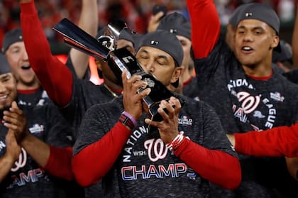 Los Nationals de Washington levantando el trofeo de campeón de la Liga Nacional tras barrer a los Cardinals
