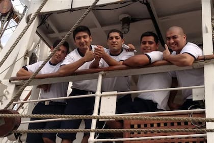 Los navegantes de la fragata observan, desde la cubierta del buque, lo que sucede en el muelle del puerto de Tema.