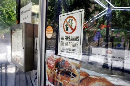 Los negocios en Atlanta tienen carteles que prohiben el ingreso con armas