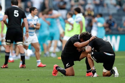 Los neozelandeses Caleb Clarke y Ardie Savea, a la derecha, reaccionan tras el test de rugby Tri-Nations entre Argentina y Nueva Zelanda
