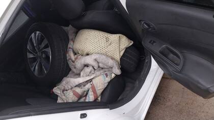 Los neumáticos robados, en el auto de los ladrones 