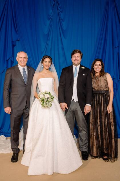 Los newlywed con el embajador de Estados Unidos, Marc Stanley y su mujer, Wendy Hillebrand.