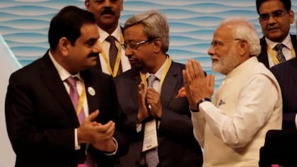 Los nexos de Adani con el primer ministro Modi son para muchos el motivo que explica que el sorprendente éxito que el empresario ha logrado en los últimos años