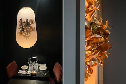 Los nichos existentes en las paredes de la casa eran cuadrados. Con un panel fueron transformados: la nueva abertura en forma de gota deja ver una caja de luz y arte. Son flores realizadas con botellas de plástico recicladas
