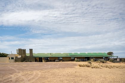 El gran galpón de esquila sirve para recibir a los visitantes