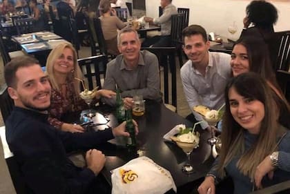 Los nietos de Raúl Castro, Fidel Ernesto Castro y su hermano Raúl Alejandro y varios familiares en un restaurante de La Habana Vieja