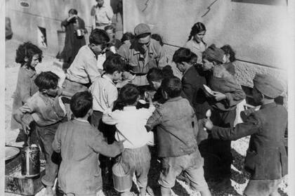 Los niños a menudo no tenían para comer en el sur de Italia tras el fin de la Segunda Guerra Mundial.