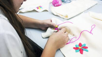 Los niños aprenden a coser, bordar y también a ayudar por una buena causa