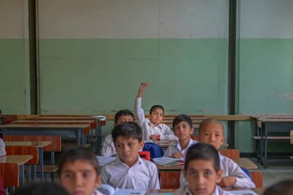Los niños asisten a sus clases en la escuela Istiklal de Kabul 