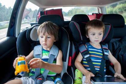 Los niños de hasta 10 años deben viajar en el asiento trasero en sus correspondientes SRI