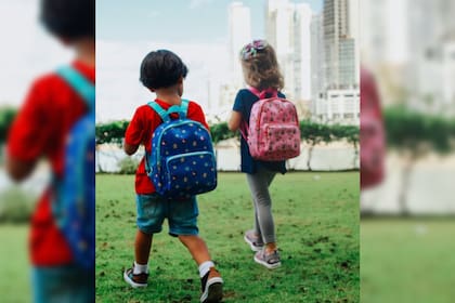 Los niños deben cargan poco peso en sus espaldas (Foto Pexels)