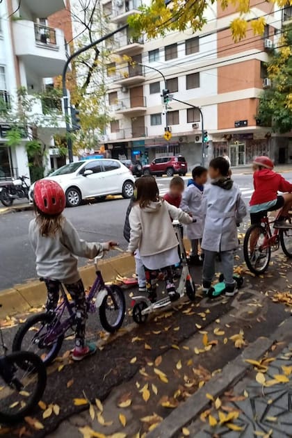 Los niños en el Bicibús de Caballito, rodeados de un paisaje otoñal