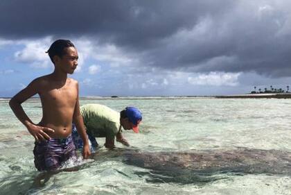 Los niños en Tepoto ayudan a pescar a sus padres.